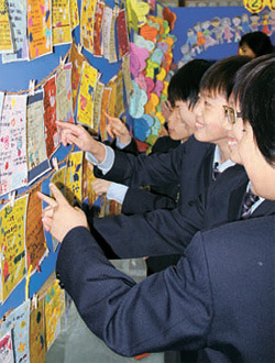 東京韓国学校は８、９日、東日本大地震被災地の生徒に伝えるメッセージを込めた「希望メッセージ美術展」を開いた。