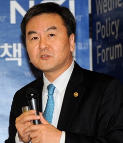 韓国企画財政部の申斉潤（シン・ジェユン）第１次官。