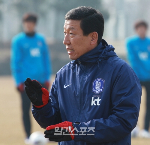 サッカー韓国代表チームのチェ・ガンヒ監督（５３）。