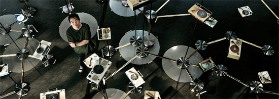 大友良英氏が京畿道竜仁のナムジュン・パイクアートセンターに設置した「ウィズアウトレコード」の中に立っている。８０個の古いターンテーブルが回り、針の摩擦音と叩く音だけで合奏する。