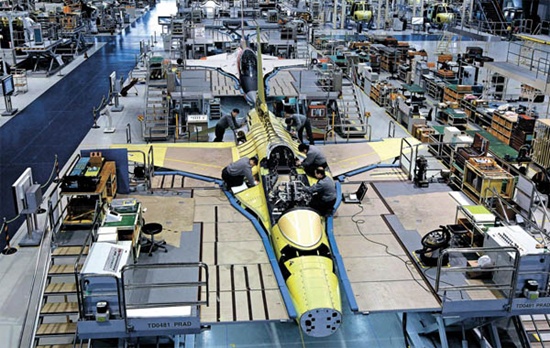 １２日、泗川（サチョン）韓国航空宇宙産業（ＫＡＩ）航空棟でＴ－５０高等訓練機が組み立てられている。