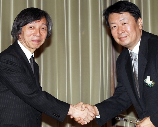 武藤正敏駐韓日本大使（左）が中央日報の南禎鎬（ナム・ジョンホグローバル協力担当部長に感謝の盾を渡している。