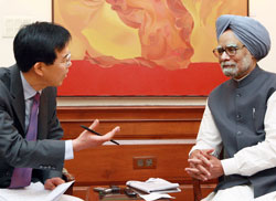 全栄基（チョン・ヨンギ）中央日報編集局長が１９日、インド・ニューデリー首相官邸でシン首相に質問している。