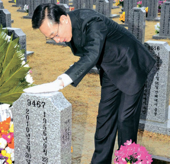 ２３日、韓国哨戒艦「天安」犠牲者の墓地を参拝した李明博大統領