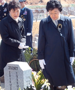 朴槿恵セヌリ党選対委員長（左）と韓明淑民主統合党代表が２６日に大田顕忠院で天安艦勇士の墓を訪れた。