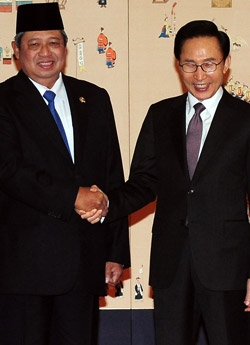 李明博大統領とインドネシアのユドヨノ大統領が２８日に青瓦台で行われた首脳会談に先立ち握手を交わしている。