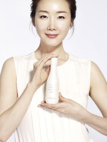 ＴＨＥ　ＦＡＣＥＳＨＯＰ（ザ・フェイスショップ）の化粧品“ＴＨＥ　ＧＯＬＤＳＨＯＰ”のモデルに抜てきされた韓流スターのチェ・ジウ。