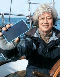 スマートフォンを利用した無寄港ヨット世界一周に挑戦するユン・テグンさんが１日午後、「イントレピッド号」で西海岸に向かって航海中の姿をスマートフォンで撮って送った（写真＝ユン・テグンさん）。