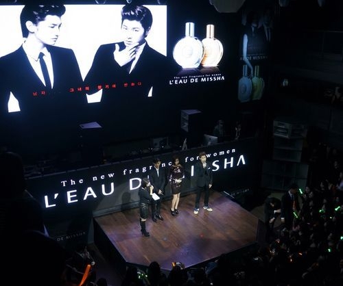韓国化粧品ブランド「ＭＩＳＳＨＡ（ミシャ）」の香水「Ｌ’ＥＡＵ　ＤＥ　ＭＩＳＳＨＡ」の発売記念イベントの様子。