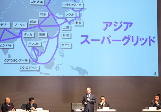 先月１０日に東京で開かれた「ＲＥｖｉｓｉｏｎ　２０１２」セミナーで孫正義ソフトバンク会長（中央）がアジア主要都市をつなぐ高圧電力網の「アジアスーパーグリッド」の必要性を力説している。孫会長の後に見えるのはアジアスーパーグリッド計画図。スーパーグリッド網がインドのデリーから韓国のソウル、日本の東京まで連結されている（写真＝自然エネルギー財団提供）。