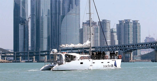 ５日、釜山広安里沖でヨットコンベンション事業に投入されるヨット「ヨットビー（Ｙａｃｈｔ　Ｂ）」が初運航している。
