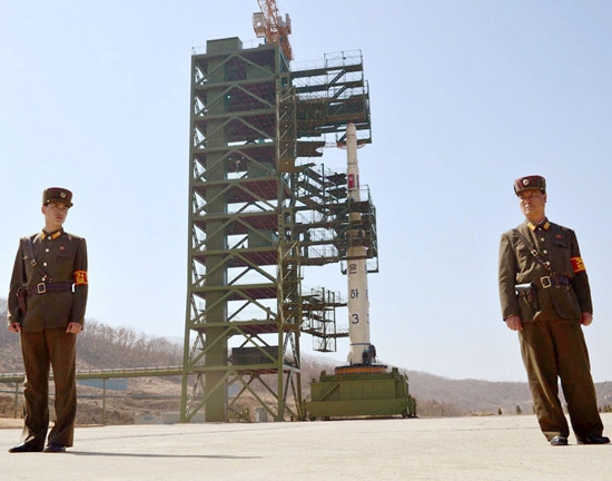 北朝鮮が長距離ロケットの組み立てを終えたことで、いつ発射ボタンを押すかが焦眉の関心事に浮上している。