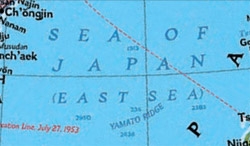 米ナショナルジオグラフィックの「世界地図（Ａｔｌａｓ　ｏｆ　ｔｈｅ　Ｗｏｒｌｄ）」は０５年版から「ＥＡＳＴ　ＳＥＡ」と「ＳＥＡ　ＯＦ　ＪＡＰＡＮ」を併記している。