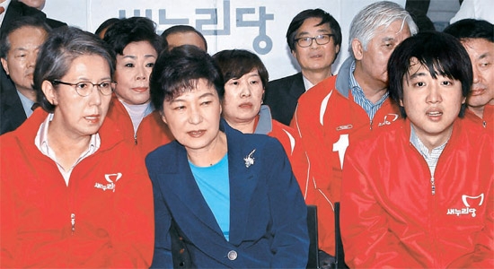 セヌリ党の朴槿恵（パク・クンヘ）非常対策委員長（左から２番目）。