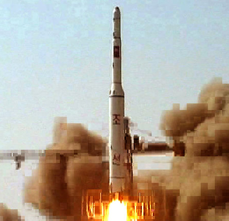 北朝鮮が人工衛星「光明星３号」を搭載したと主張するロケット「銀河３号」。