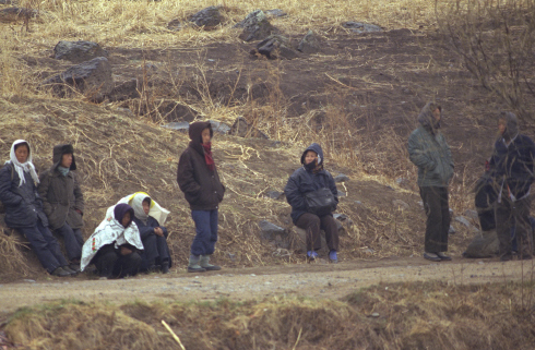 食料をもらうためにトラックを待つ北朝鮮の女性たち。