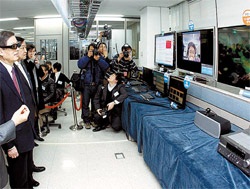 金滉植（キム・ファンシク）国務総理が昨年、韓国電子通信研究院で開かれた第４世代移動通信技術開発報告会で、３Ｄ動映像サービスの試演を見ている。