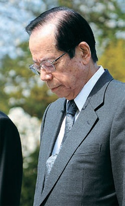 福田康夫元日本首相が１６日、故朴泰俊（パク・テジュン）ポスコ名誉会長の墓を参拝した（写真＝ポスコ提供）。