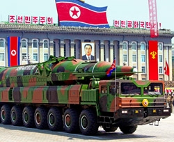 北朝鮮の大陸間弾道ミサイル（ＩＣＢＭ）とその発射台車両。
