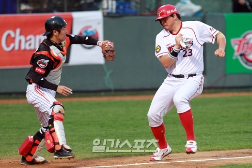 野球＞“ビッグ・チョイ”崔熙燮、タッチをかわそうと… | Joongang Ilbo 