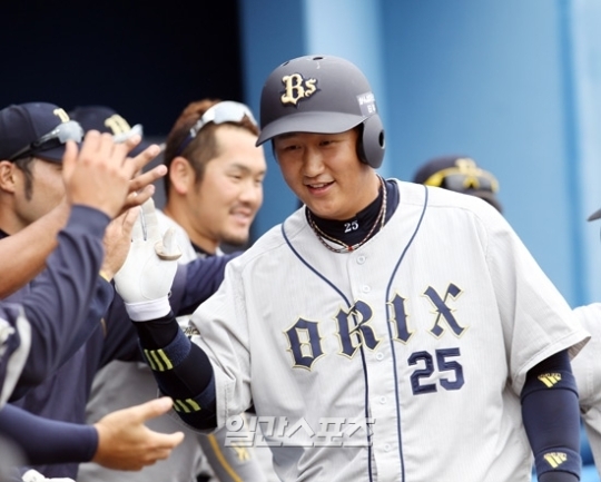 ついに日本進出１号本塁打を放った李大浩。