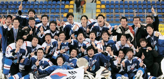 韓国男子アイスホッケー代表が世界選手権ディビジョン１グループＢで優勝した後、１位を意味して人差し指をあげている （写真＝国際アイスホッケー連盟ホームページ）。
