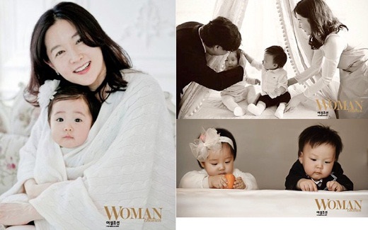 女優イ・ヨンエ（左）の家族写真（写真＝女性朝鮮提供）。