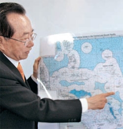 東遠グループの金在哲会長が２５日、ソウルの韓国プレスセンターで開かれた「第１回韓国海洋ジャーナリストネットワーク」で、地図を示しながら韓国の海洋進出状況を説明している（写真＝世界海洋フォーラム組織委員会）。
