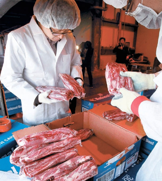農林水産検疫検査本部の検疫官が２６日、京畿道広州（キョンギド・クァンジュ）にある米国産牛肉検疫施行場で開封検査を行っている。