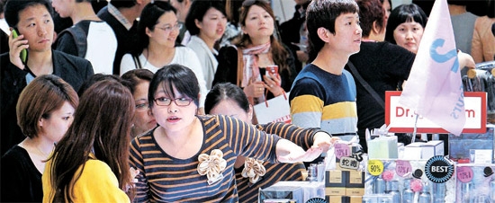 ２９日、ソウル小公洞（ソゴンドン）のロッテ百貨店が日本・中国人観光客で込み合っている。