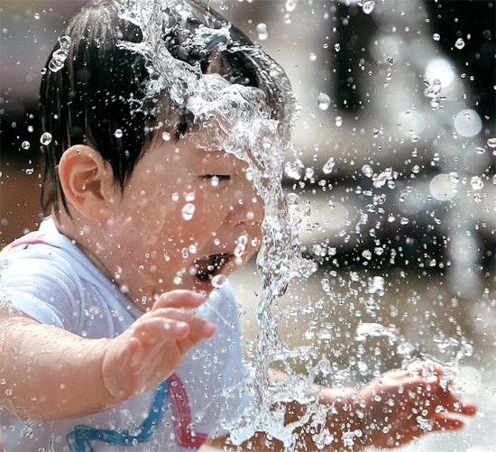 ソウル地域の昼の最高気温が２５．８度も記録するなど全国的に初夏の天気となった２９日、ソウルのオリニ（子ども）大公園で、児童が噴水で水遊びを楽しんでいる。