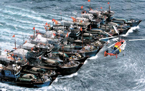 結束しながら逃走する中国漁船（写真は昨年１１月のもの）。