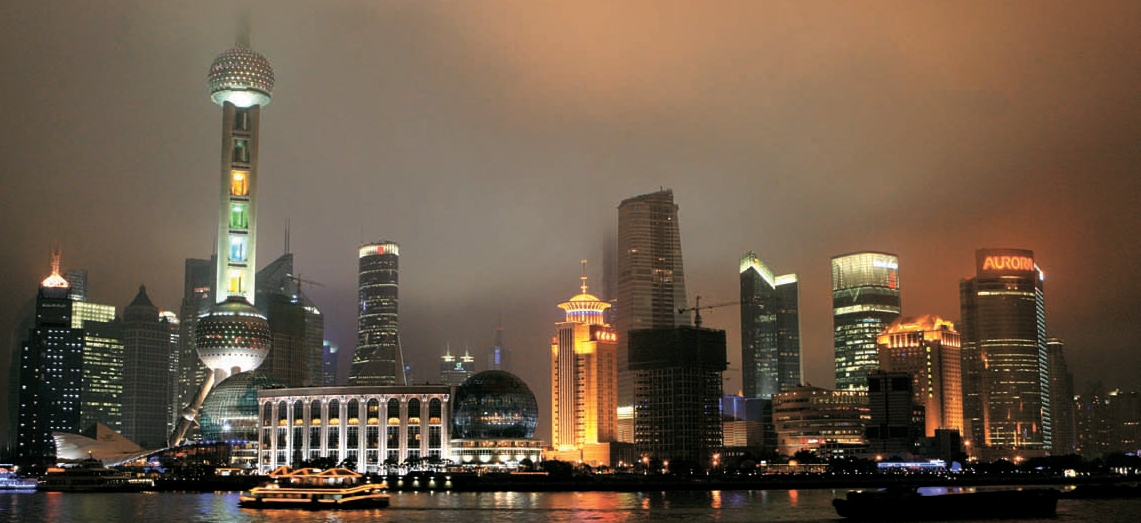 上海の金融中心地、浦東地区の夜景。