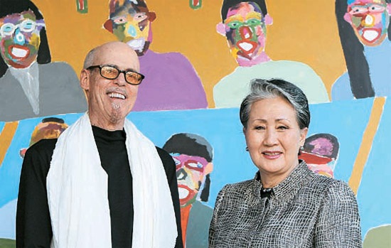 刺繍研究家チョン・ヨンヤン博士（右）と現代美術家ジェイソン・マツ氏。 後ろの絵の『ソウルの地下鉄乗客』はマツ氏が今回来韓し、地下鉄に乗って描いたものだ。 