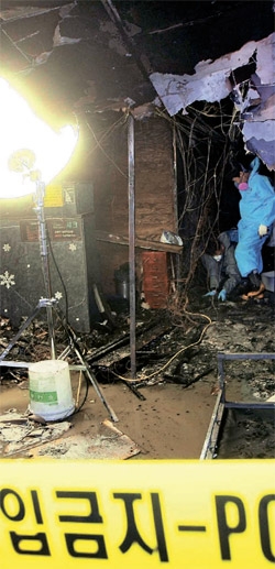 ５日釜山市釜田洞のカラオケ店で火災が起こり、９人の客が死亡し２５人が負傷する惨事が発生した。６日午前に火災現場で合同鑑識班が鑑識を行っている。