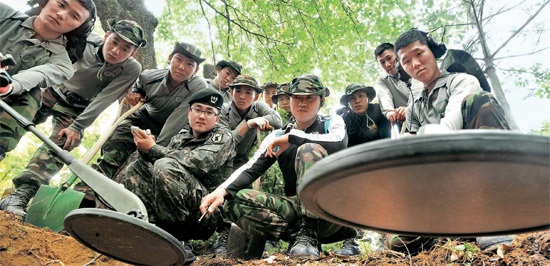 韓国の陸軍第３２歩兵師団の将兵が８日、大田市山城洞宝文山（テジョンシ・サンソンドン・ポムンサン）の報勳公園一帯で韓国戦争における戦死者の遺骨の発掘作業を行っている