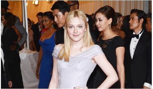 米国女優ダコタ・ファニング（中央）の背後に、チョン・ウソン、コ・ソヨン、イ・ビョンホンの姿が見える（写真＝インターネットコミュニティーサイト）。