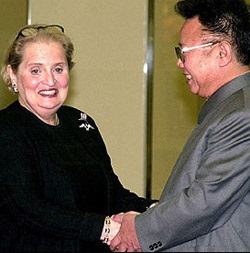 オルブライト元米国務長官（左）と北朝鮮の金正日（キム・ジョンイル）総書記。