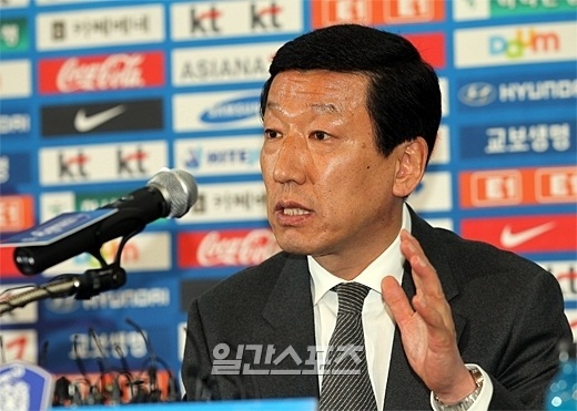 サッカー韓国代表のチェ・ガンヒ監督（５３）。
