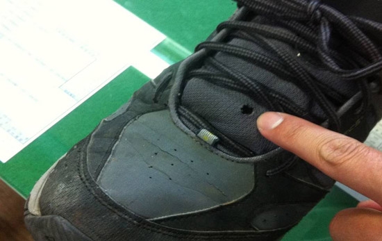 カメラを設置するために靴に開けた穴（写真＝慶南地方警察庁）。