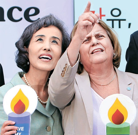 イリアナ・ロス・レイティネン米国下院外交委員長（右）とパク・ソンヨン自由先進党議員が２４日、ソウル孝子洞（ヒョジャドン）中国大使館前で、ろうそくの炎の形をしたプラカードを持って中国大使館をみつめている。