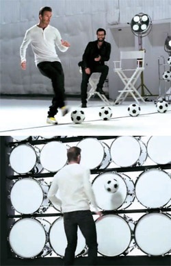 ベッカムがサムスン電子の広告で、サッカーボールをドラムに当てながら演奏している（ユーチューブキャプチャー）。