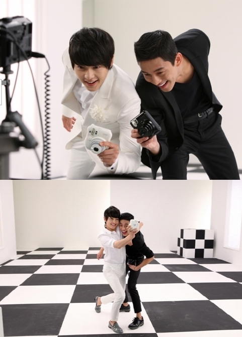韓国富士フイルムのインスタントカメラ「インスタックス」のモデル、ソン・ジュンギ（左）とユ・アイン。