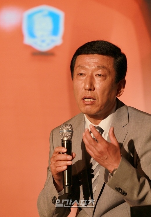 韓国サッカー代表のチェ・ガンヒ監督。