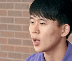 中央日報のインタビューで北朝鮮の実像について話す脱北高校生のエバン・キム君。 