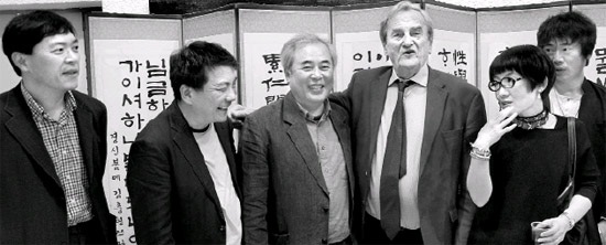 フランスが韓国文学に注目している。 ６日、パリ韓国文化院に両国を代表する詩人が集まった。 左側からクァク・ヒョファン氏、チョン・グァリ氏（文学評論家）、黄芝雨（ファン・ジウ）氏、フランスのミシェル・ドゥギー氏、キム・ヘスン氏、カン・ジョン氏。