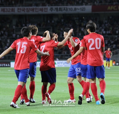 ゴールを決めた金甫ギョン（キム・ボギョン、７番）を祝福する韓国代表選手。