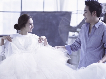 結婚が決まった女優のオ・ジュウン（左）とお笑いタレントのムン・ヨンヒョン。