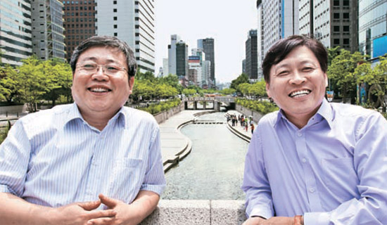 １３日、ソウル清渓川（チョンゲチョン）を訪問した中国・延辺日報のキム・ソングァン編集局長（左側）とチョン・ヨンチョル政治部長が、過去とは違うソウルについて談笑している。 
