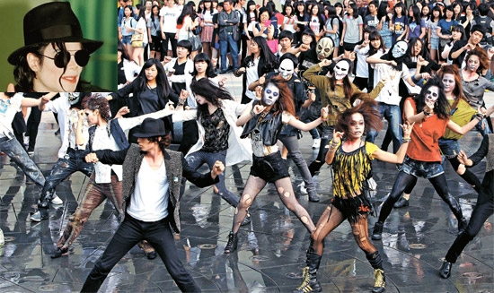 １６日午後、釜山新世界センタムシティ野外噴水広場で、約５００人の参加者がマイケル・ジャクソンの「スリラー」に合わせて踊っている。